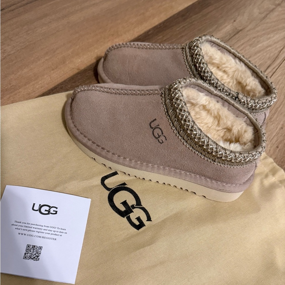 NEW- UGG Tasman in Tan and Cream- Girls size 13/ EU 31